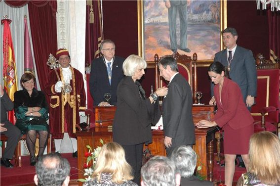 Imposici&oacute;n Medalla Oro